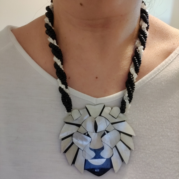 Vintage Lee Sands Mosaic Mother of Pearl Lion Necklace - Picture 2 of 12